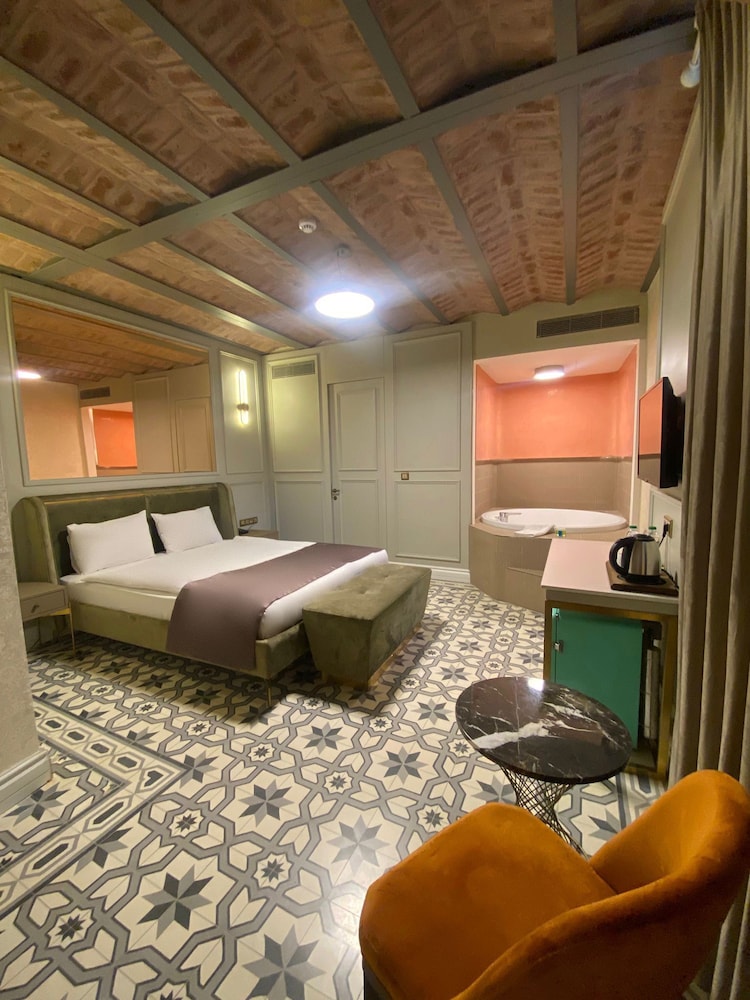 1 BEDROOM, EXECUTIVE, HOT TUB
