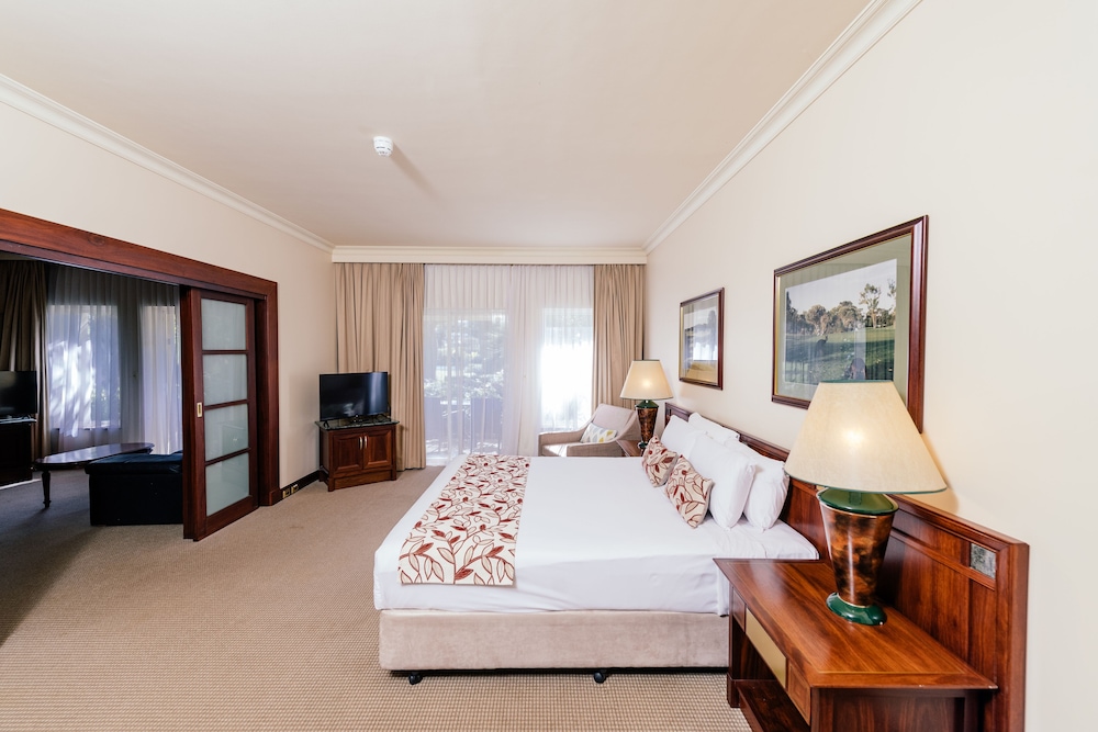 SUITE, KING BED
