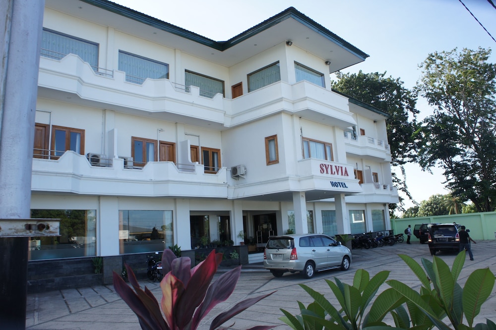 Sylvia Hotel Maumere 9/57