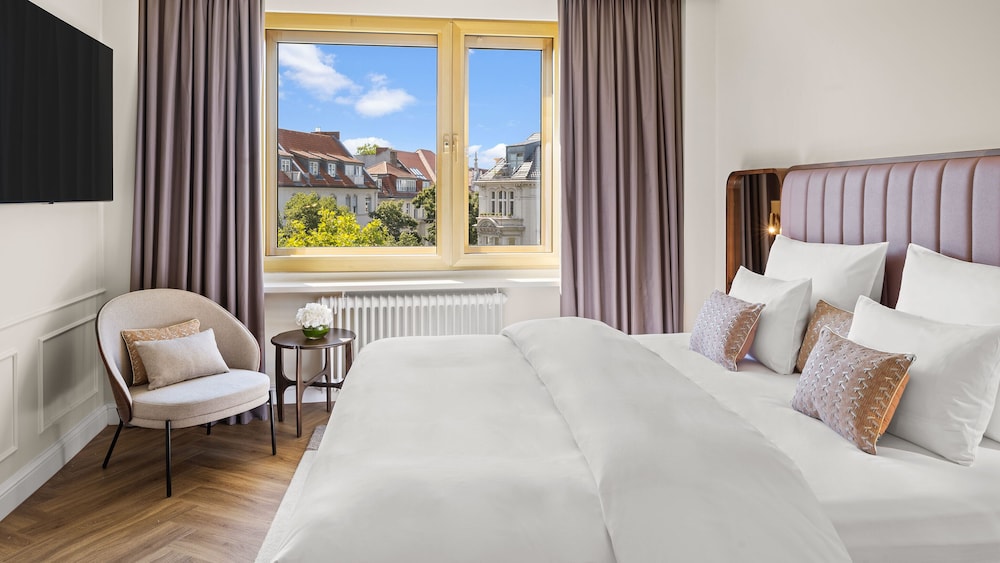 COZY, KING BED