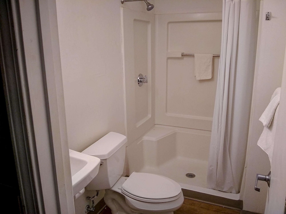 غرفة ديلوكس بسرير كوين بمطبخ صغير للمدخنين، Studio 6 Extended Stay - Fayetteville, NC - Fort Liberty Area 4/4