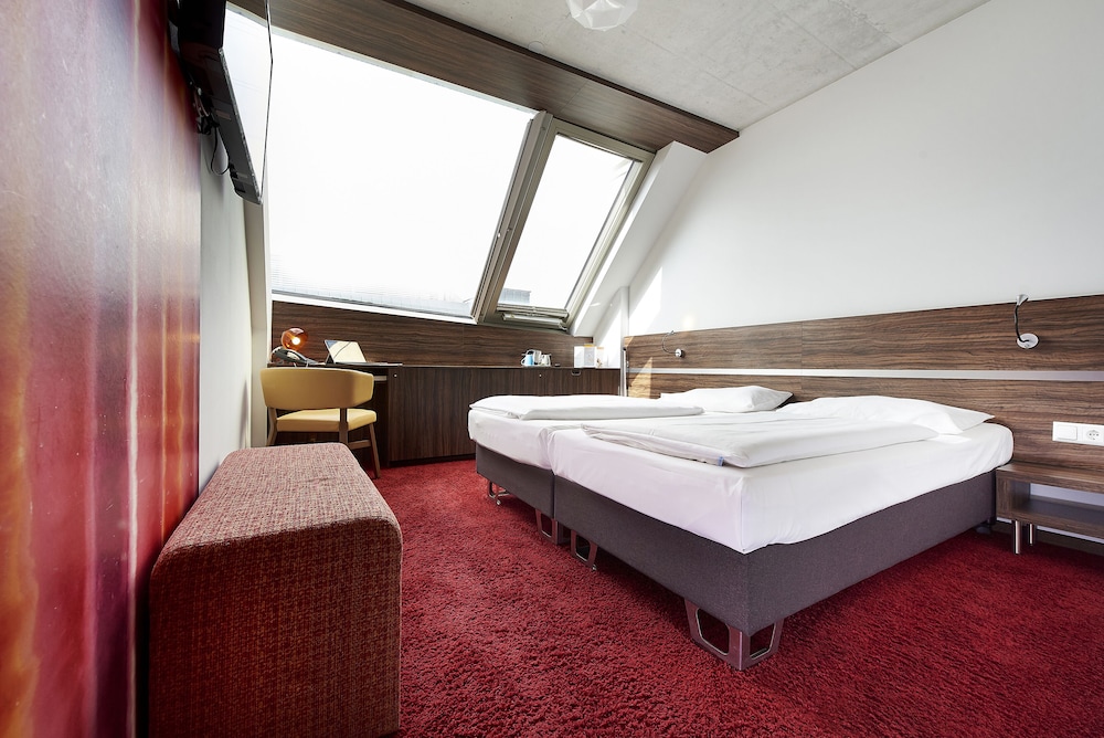 Simm's Hotel 13/41