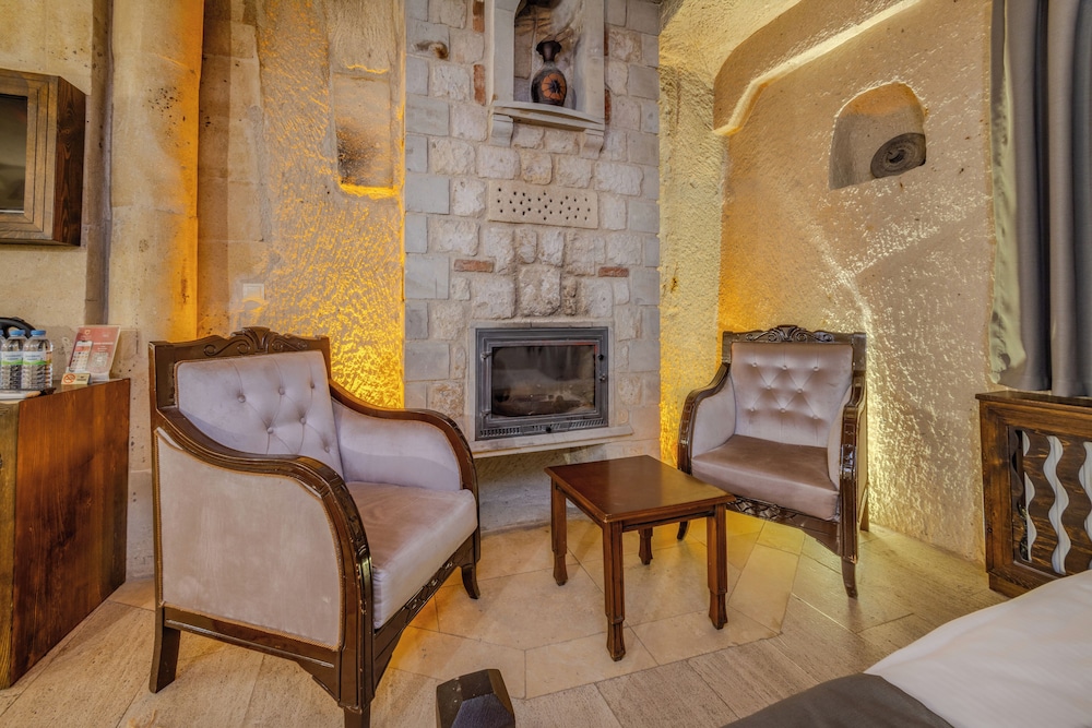 CASTLE CAVE HOUSE 31/50