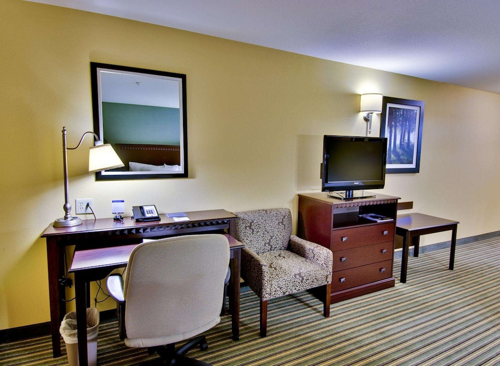 Hampton Inn And Suites Moreno Valley 38/63