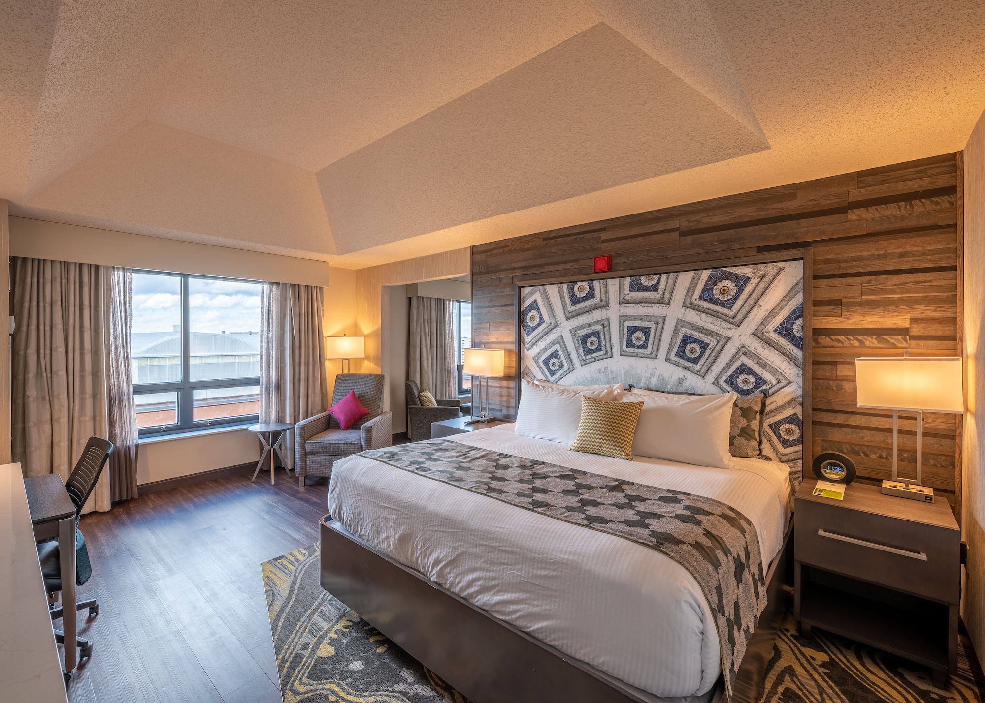 LOFT, EXECUTIVE, KING BED