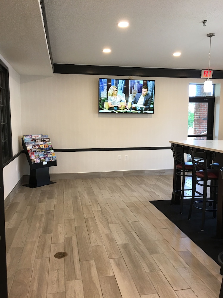 Travelodge by Wyndham Canton/Livonia Area, MI 26/38