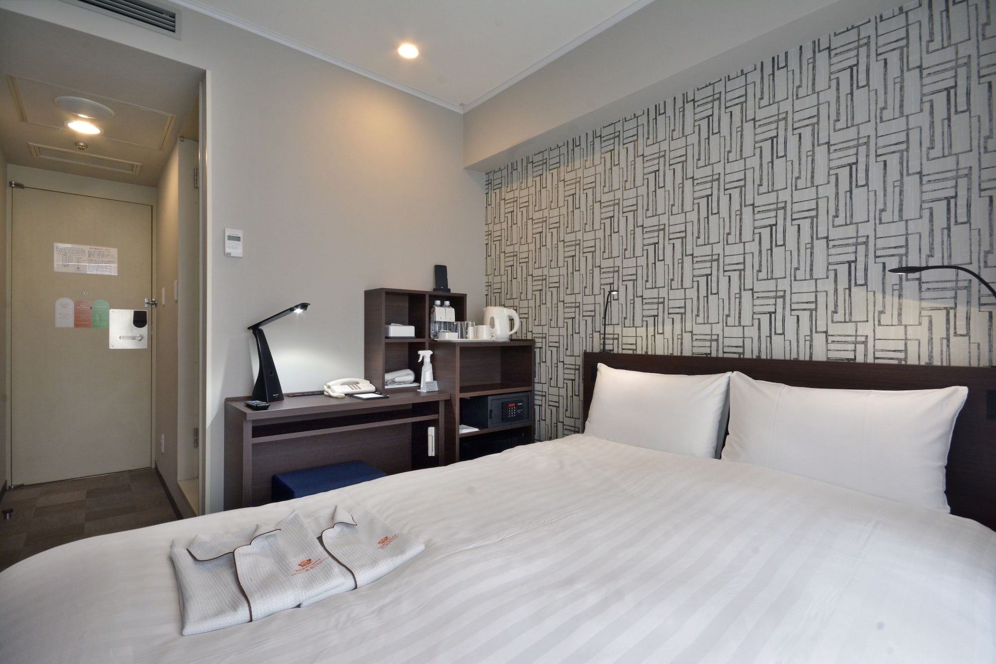 ROOM, DOUBLE BED
