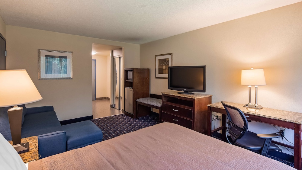 Best Western Plus Reading Inn & Suites 32/37