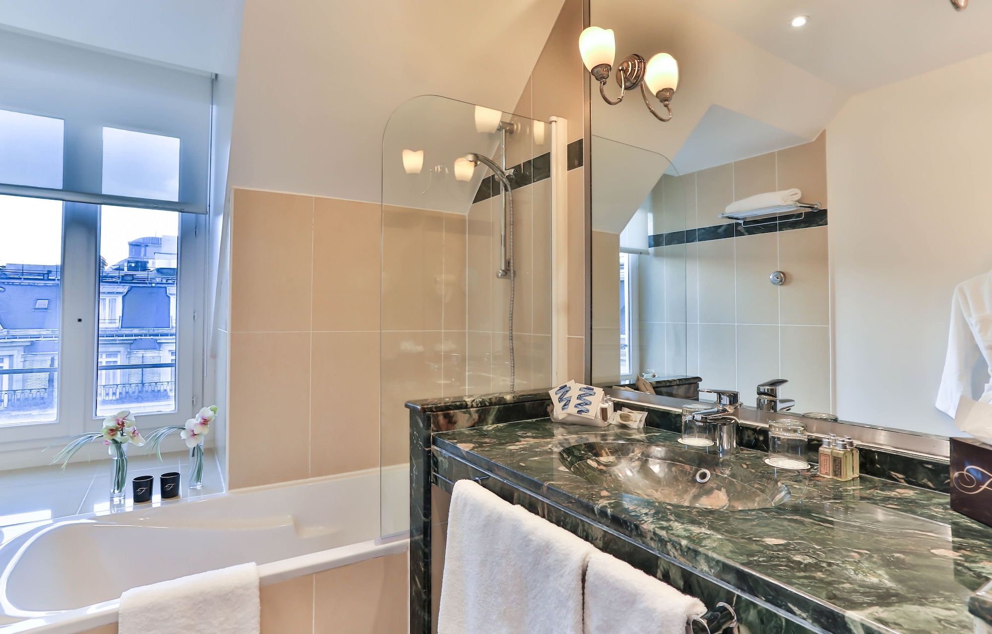 1 Bedroom, Executive, Suite, Queen Bed, Champs Elysées View, Sofa 4/4