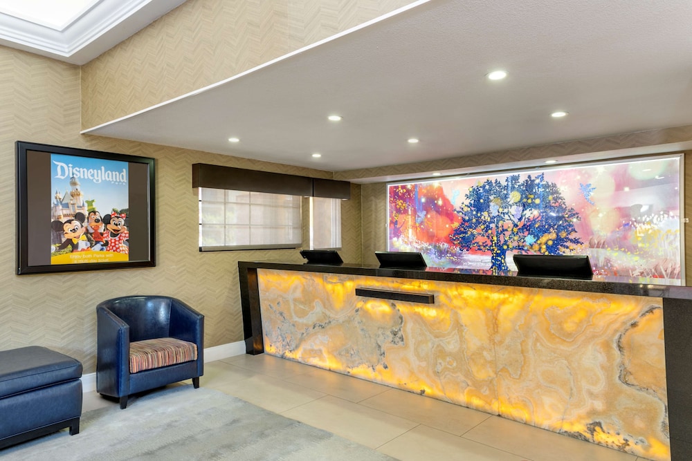 Best Western Plus Raffles Inn & Suites 12/34