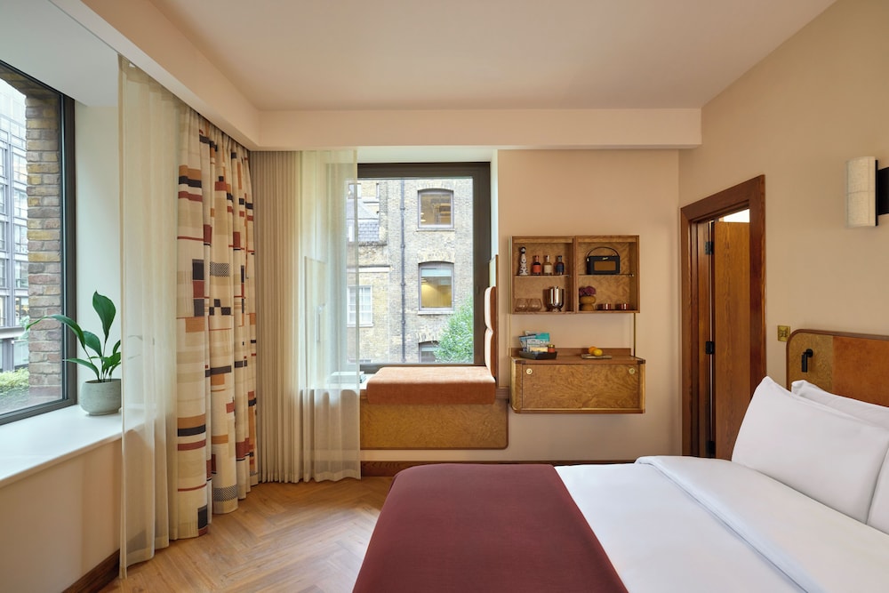Sir, Deluxe, Queen Bed