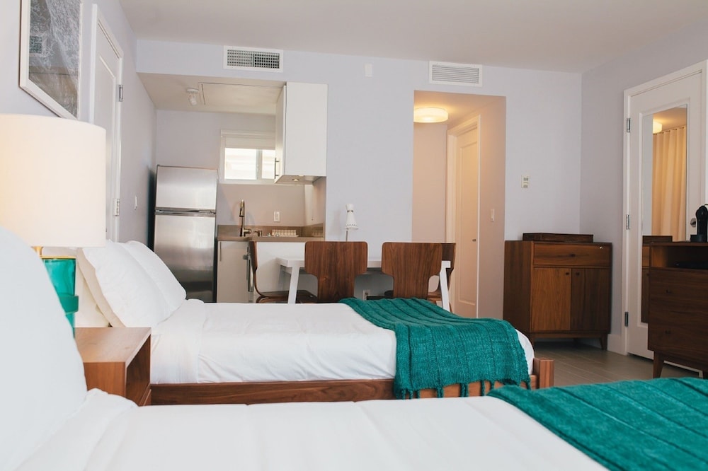 EFFICIENCY, 2 DOUBLE BEDS