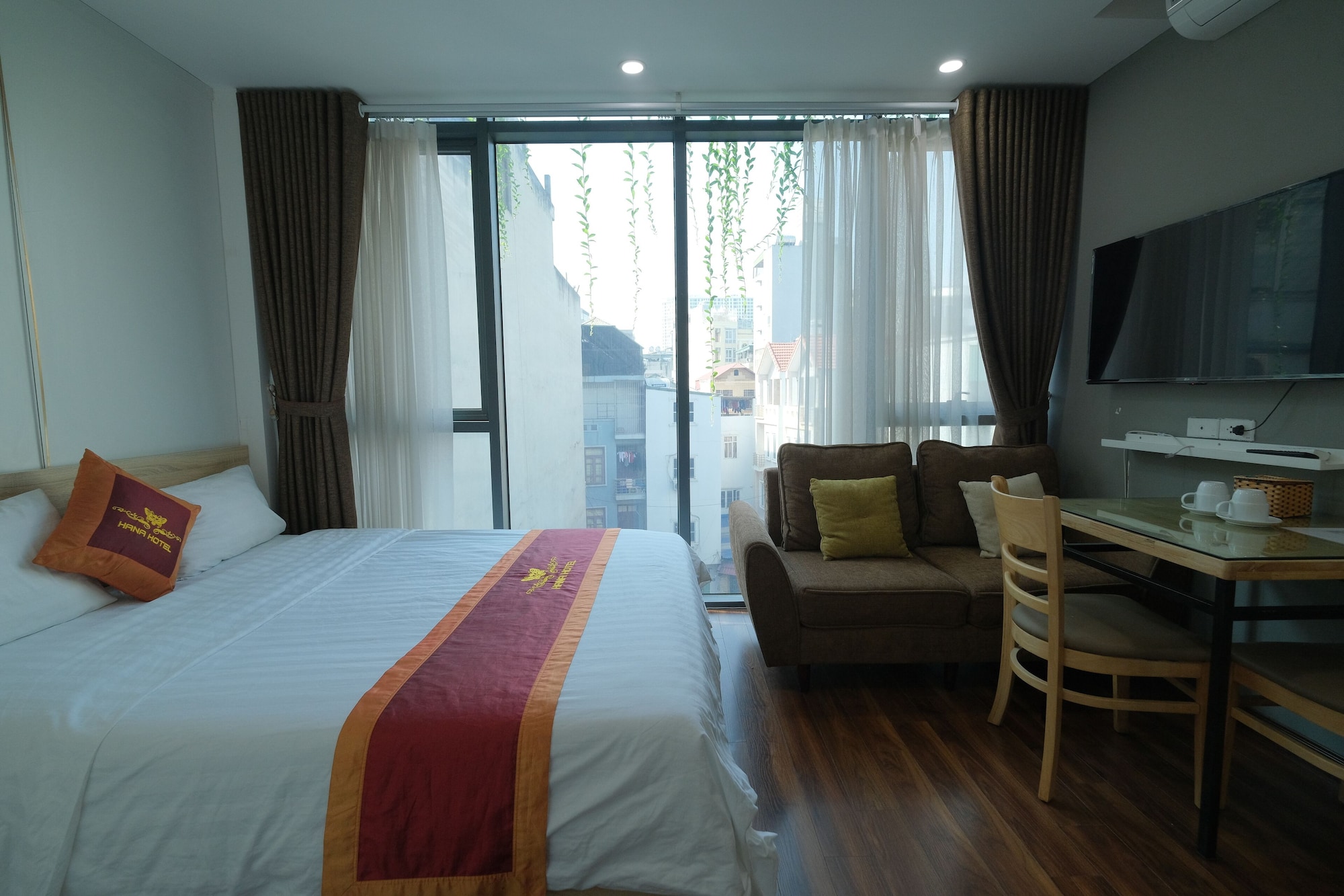 STUDIO, SUITE
