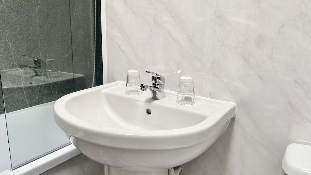 Russ Hill Hotel Gatwick 59/62