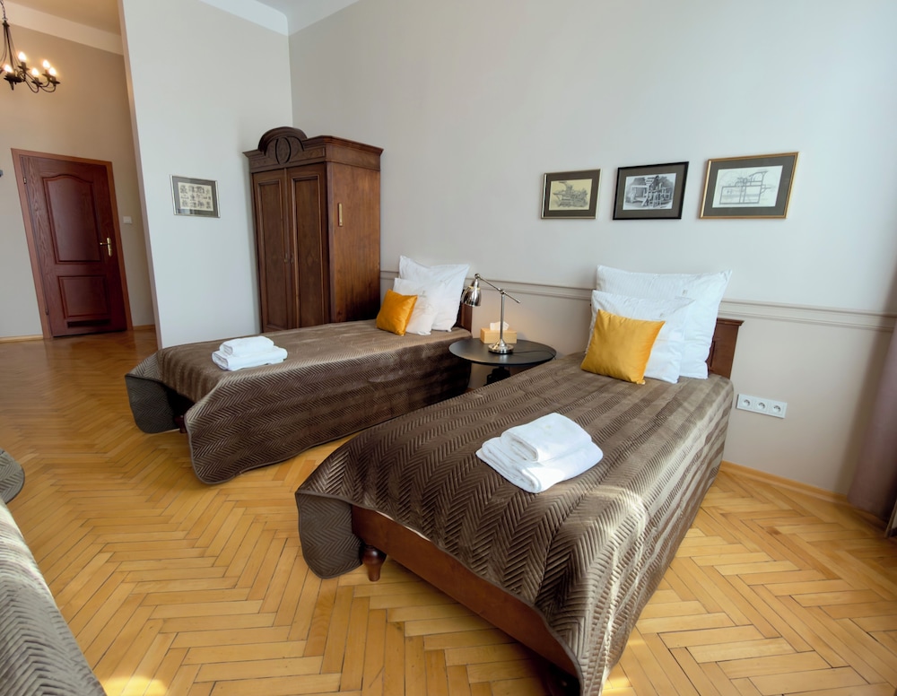 CLASSIC, STUDIO, SUITE, 3 BEDS, COURTYARD VIEW, KITCHENETTE