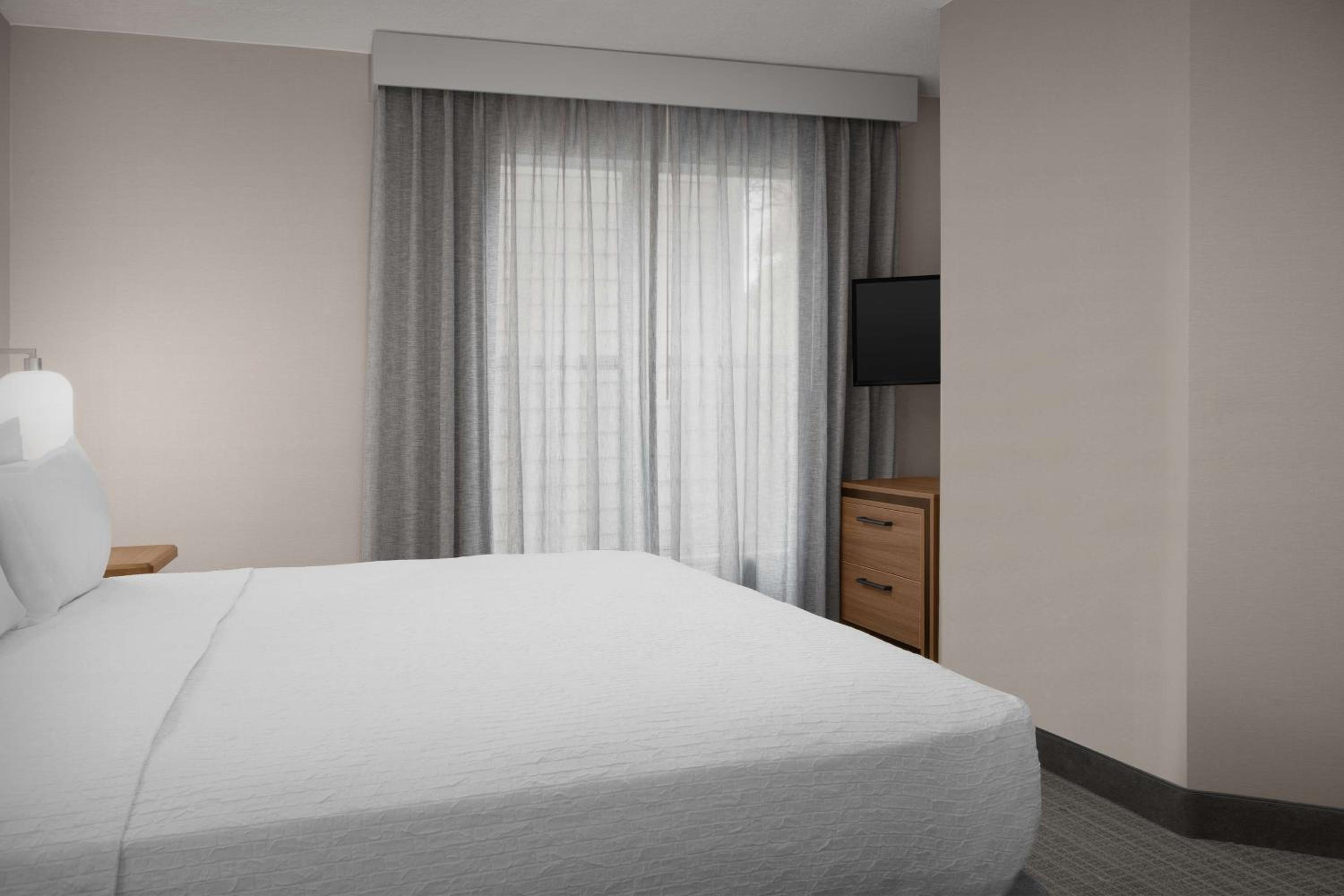 1 BEDROOM, SUITE, KING BED, BATHTUB
