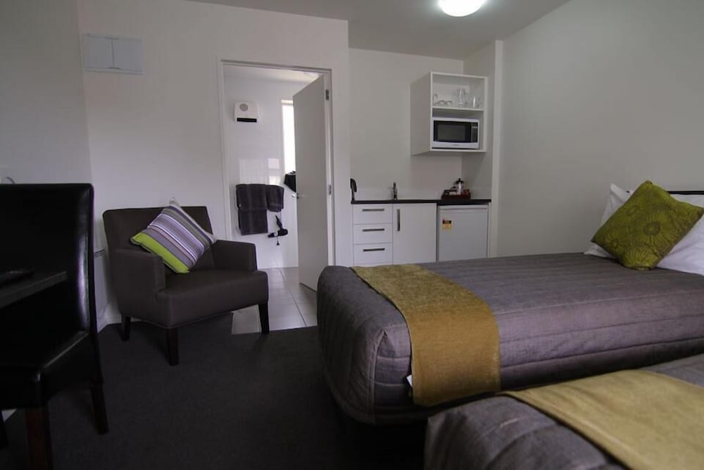 Airport Palms Motel 26/69