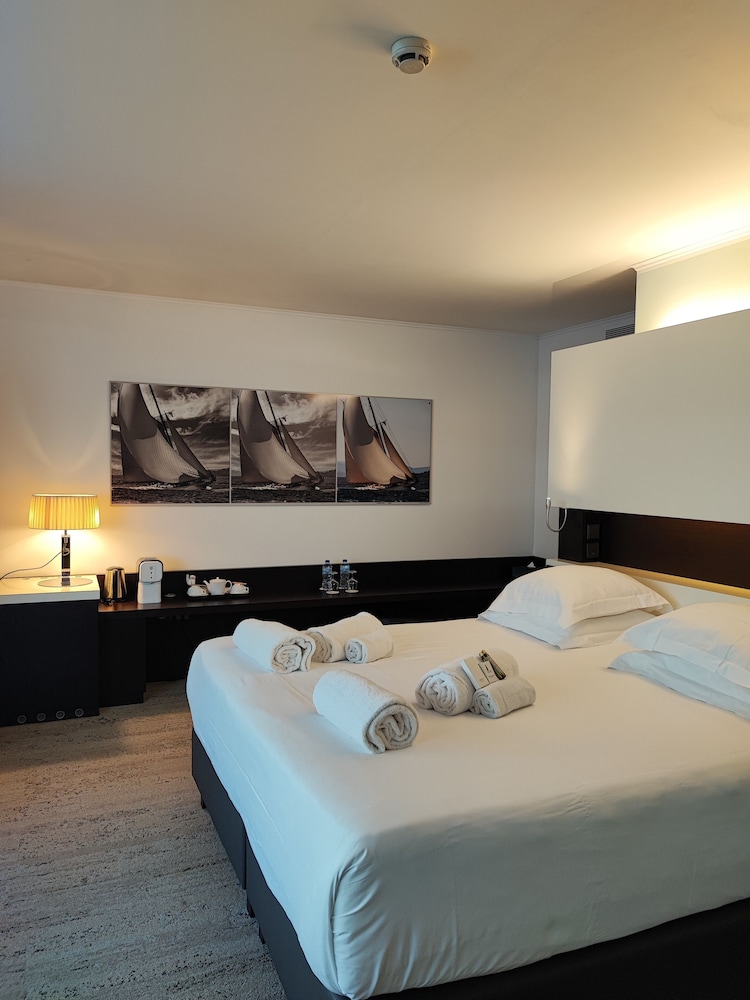 Deluxe, King Bed, Street View, Terrace