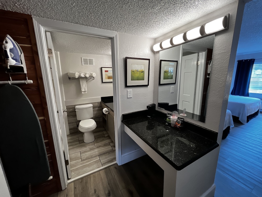 At Home Inn And Suites Pensacola 43/80
