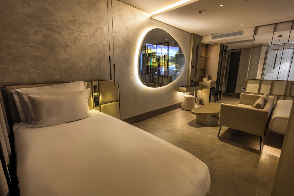 FOUR HILLS HOTEL 14/37
