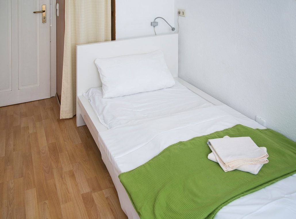 ROOM, SINGLE