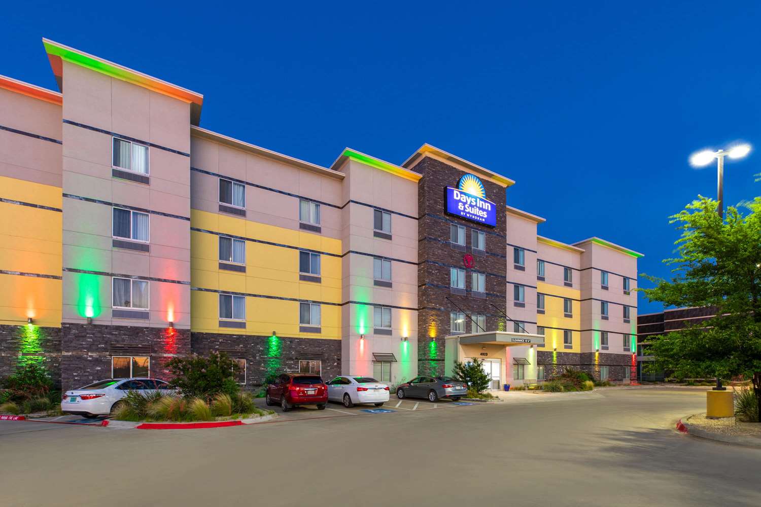 Days Inn & Suites by Wyndham Lubbock Medical Center 47/54