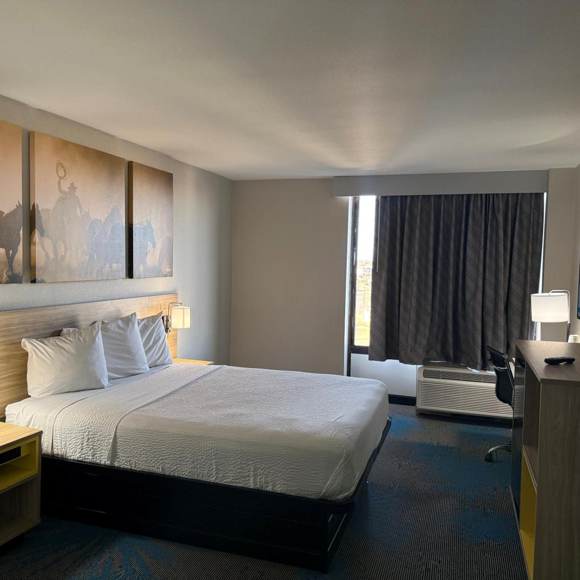 Room, Queen Bed, Bathtub, Accessible