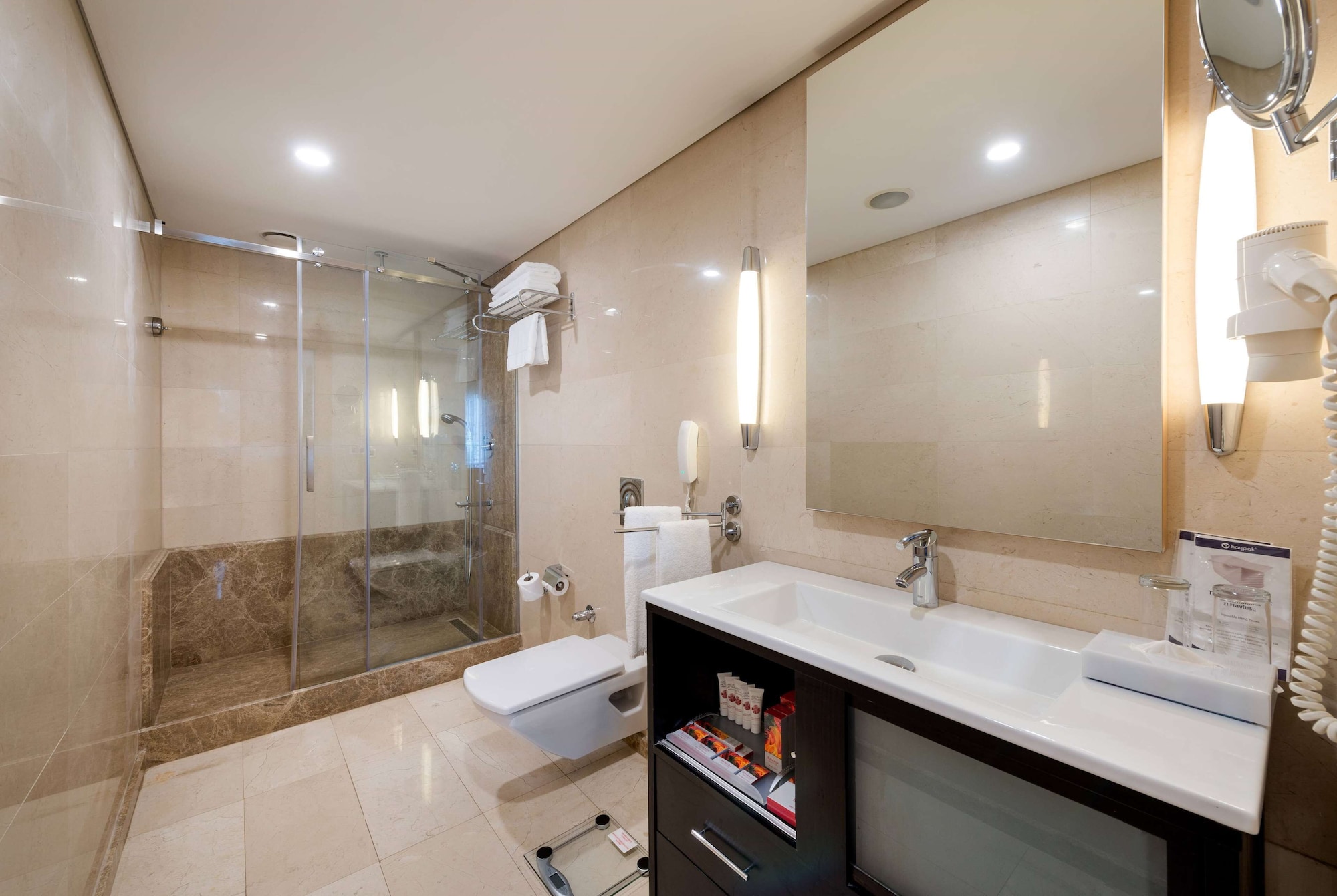 جناح جونيور بسرير كينج لغير المدخنين، Ramada Plaza By Wyndham Istanbul City Center 3/4