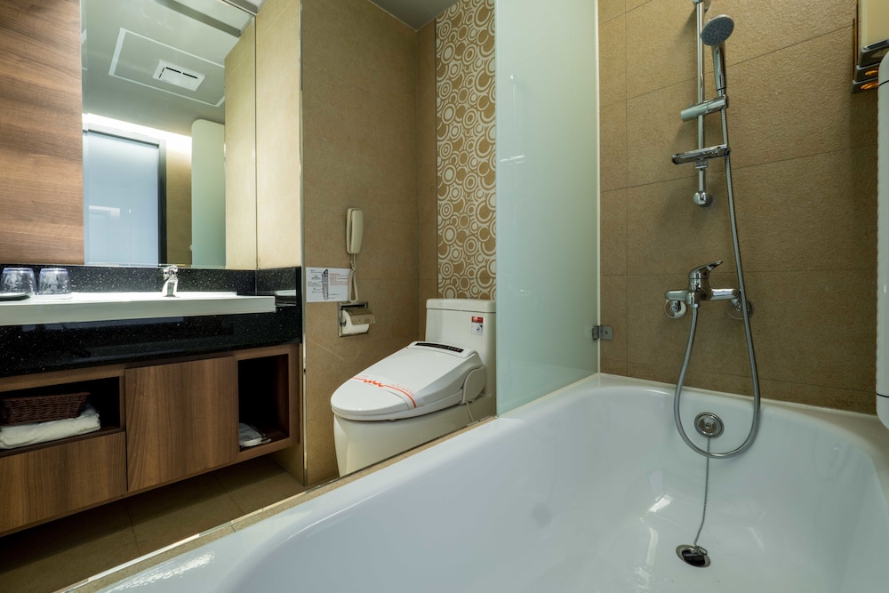 Watermark Hotel Kaohsiung Main Station 64/72