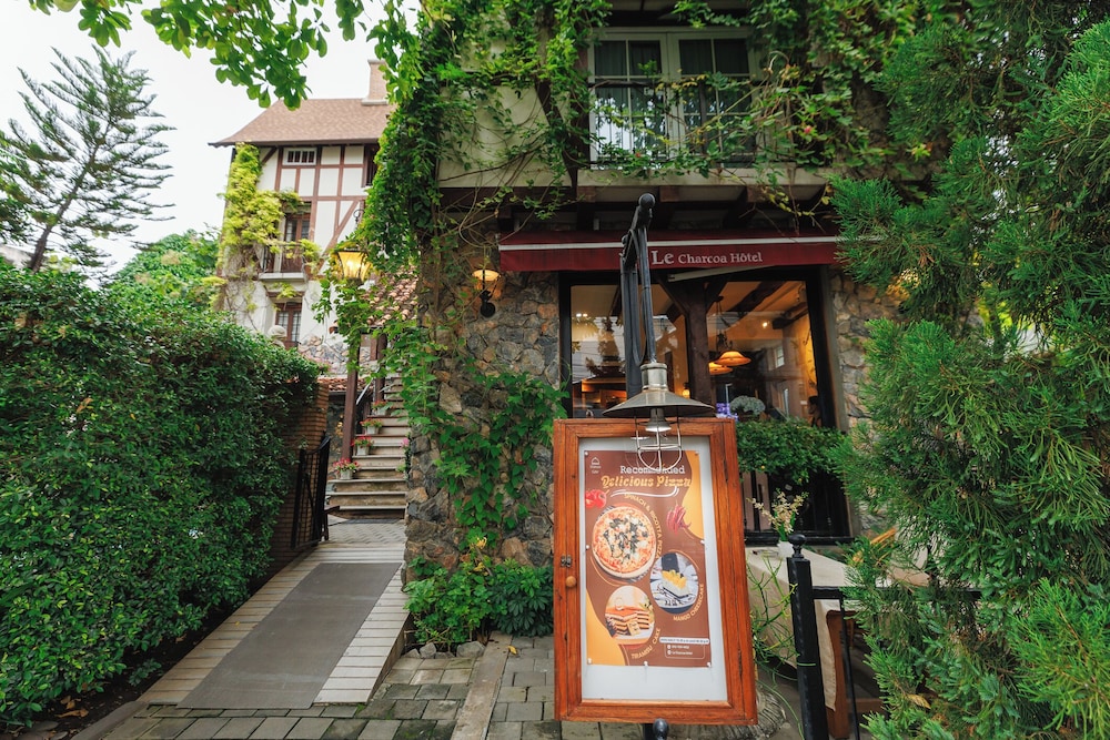 Le Charcoa Hotel 2/74