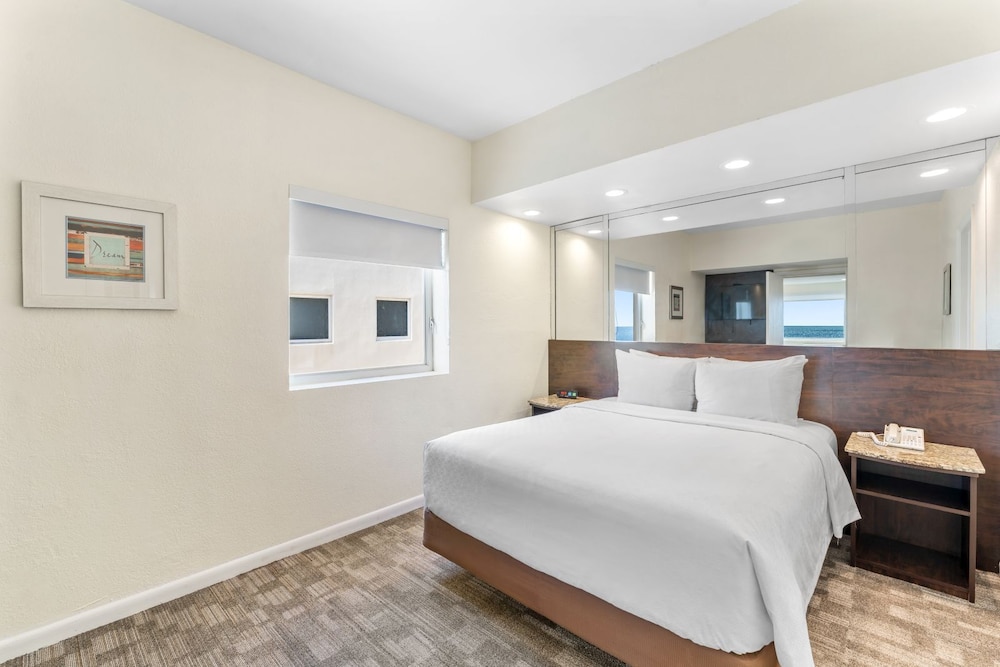 SUITE, QUEEN BED, OCEAN FRONT, SOFA