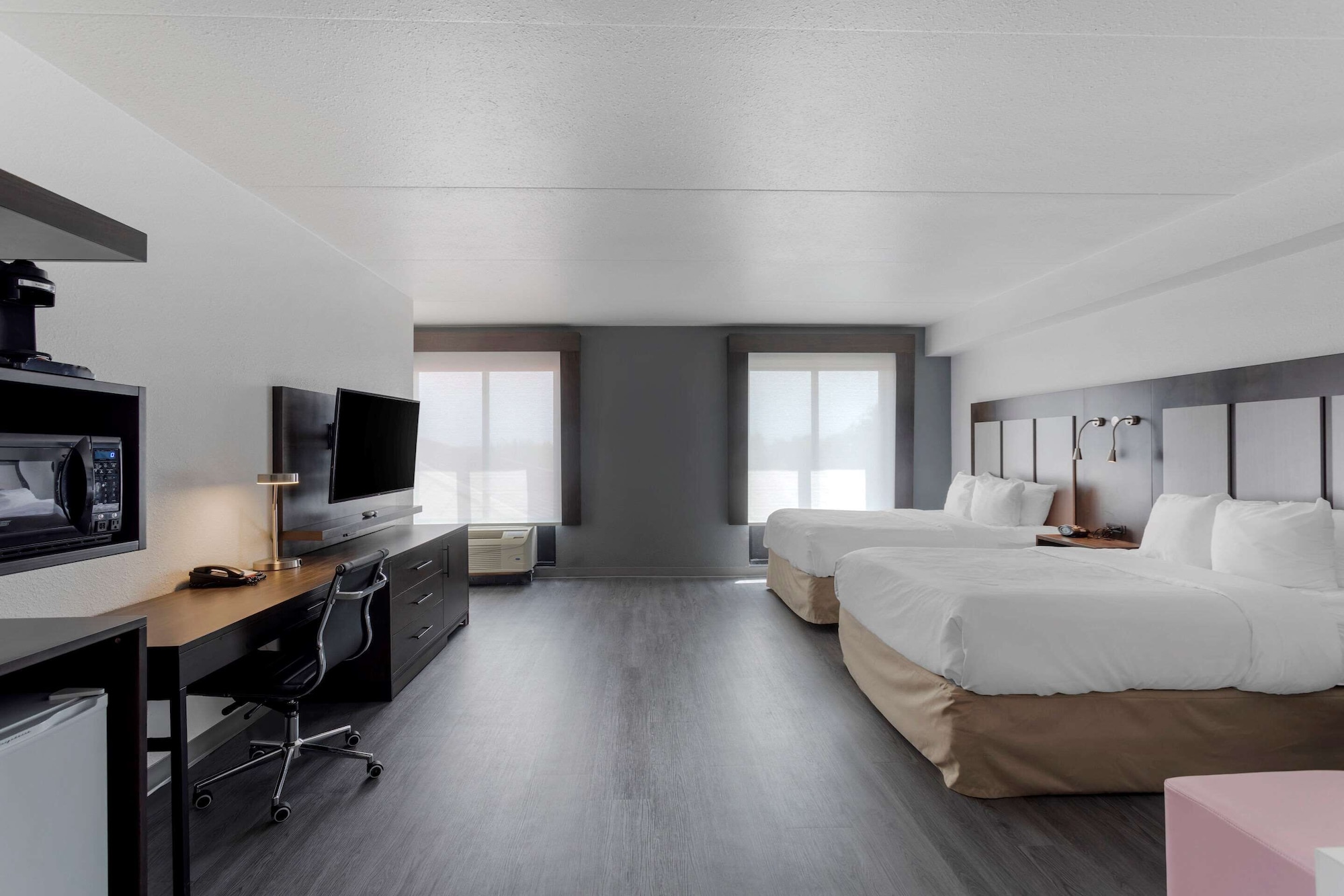 Suite, 2 Queen Beds, Sofa, Accessible