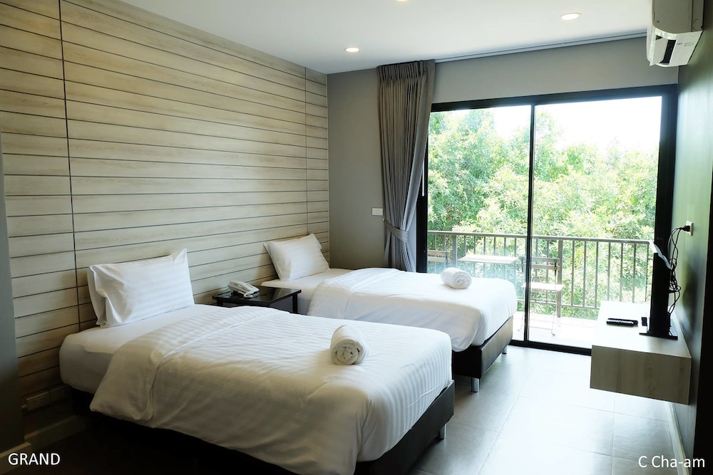 C Cha-Am Hotel 32/68