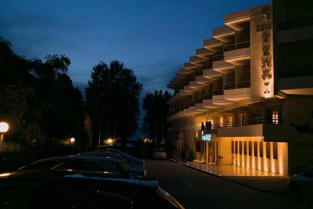 Tzaki Hotel 5/42
