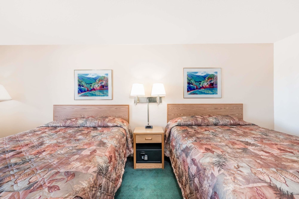 Super 8 by Wyndham Belle Fourche SD 11/14