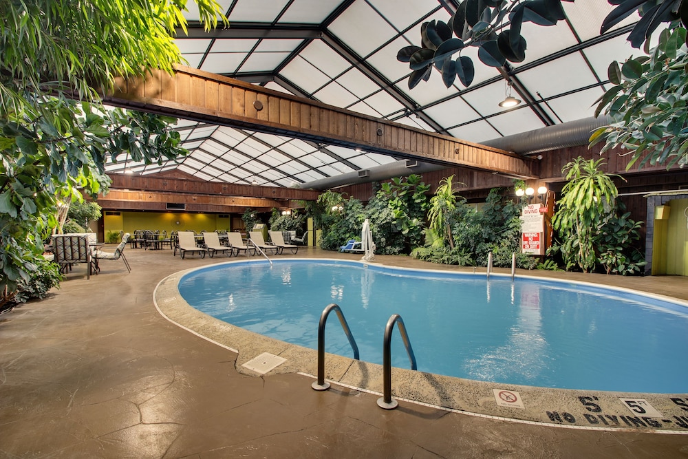 Greenfield Inn and Suites Elizabethtown KY I65 Exit 94 7/62