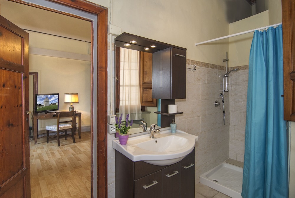 CLASSIC, QUEEN BED, PRIVATE BATHROOM