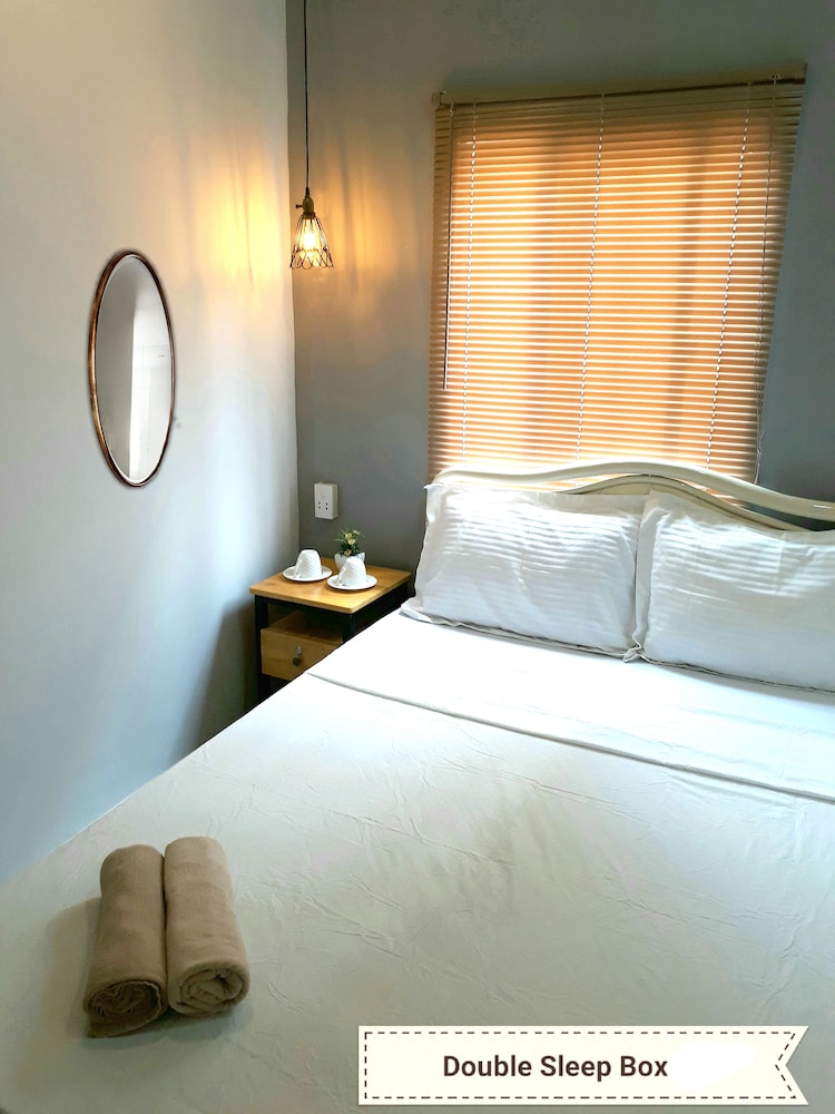 BASIC, DOUBLE BED, SHARED BATHROOM