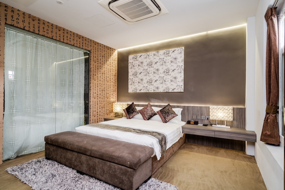 EXECUTIVE, SUITE