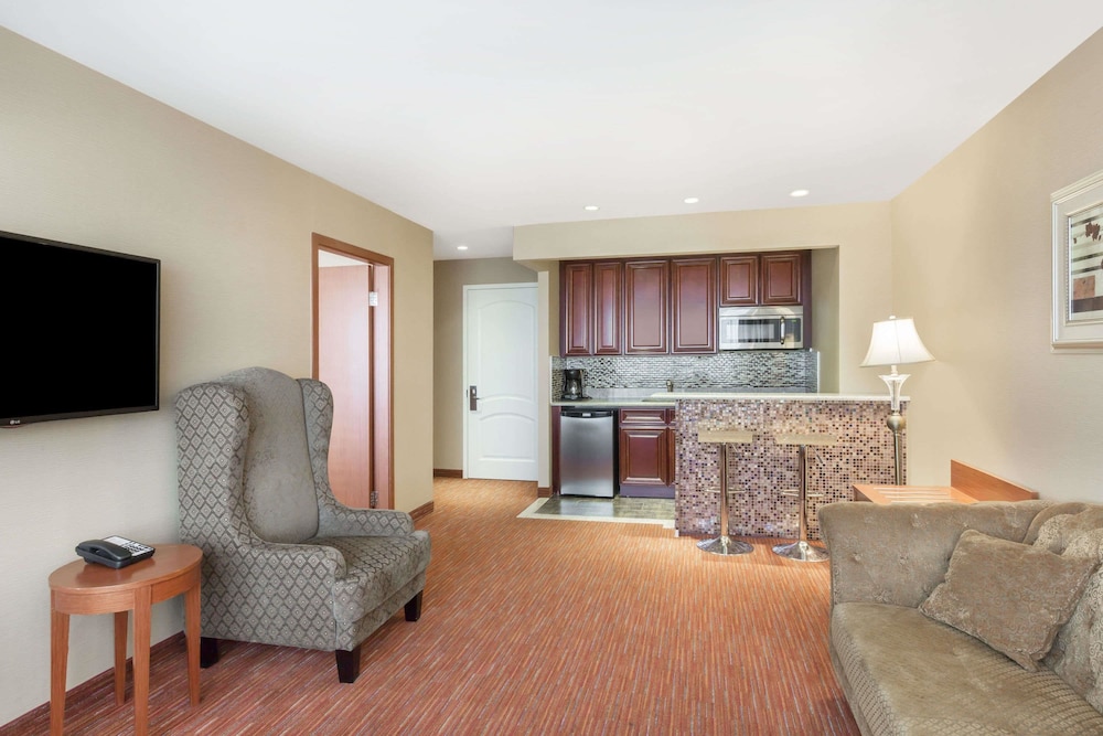 Ramada by Wyndham Flushing Queens 17/35