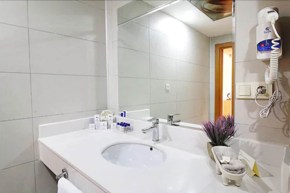 Sarissa Hotel 37/38