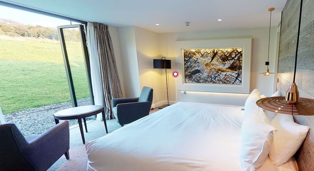 Club, King Bed
