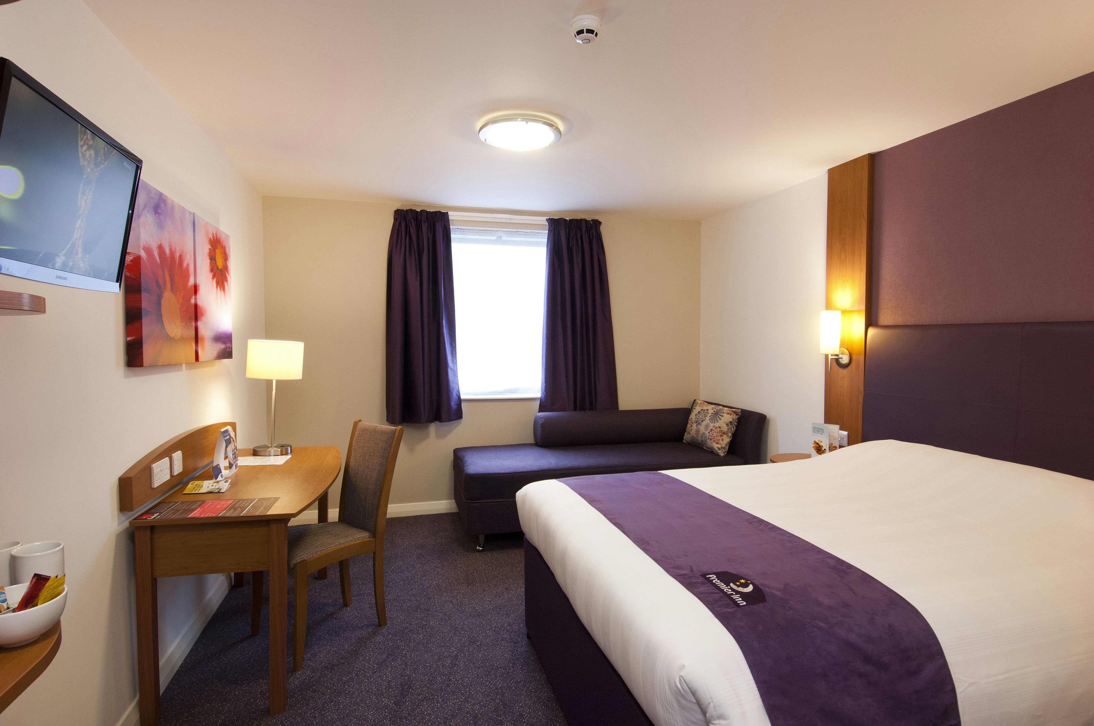 Premier Inn Halifax Town Centre 9/48