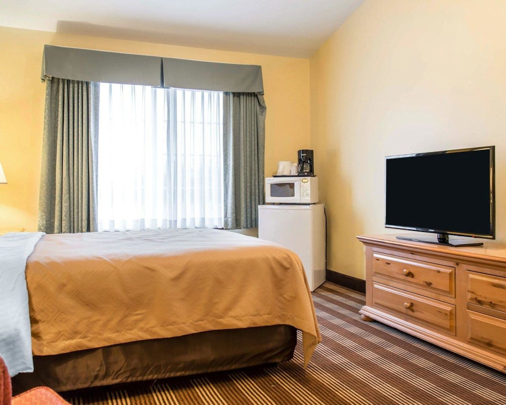 Econo Lodge Inn & Suites Eau Claire South 22/33