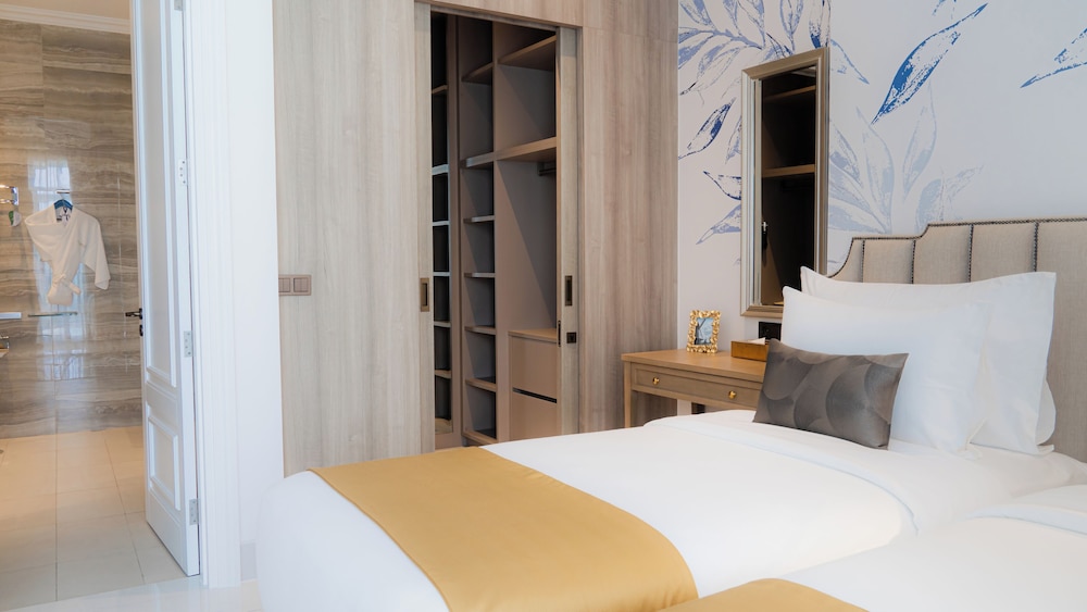 1 BEDROOM, SUITE