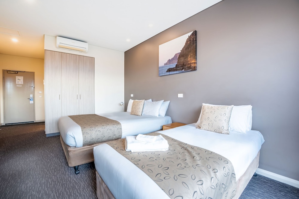Foreshore Hotel 25/71