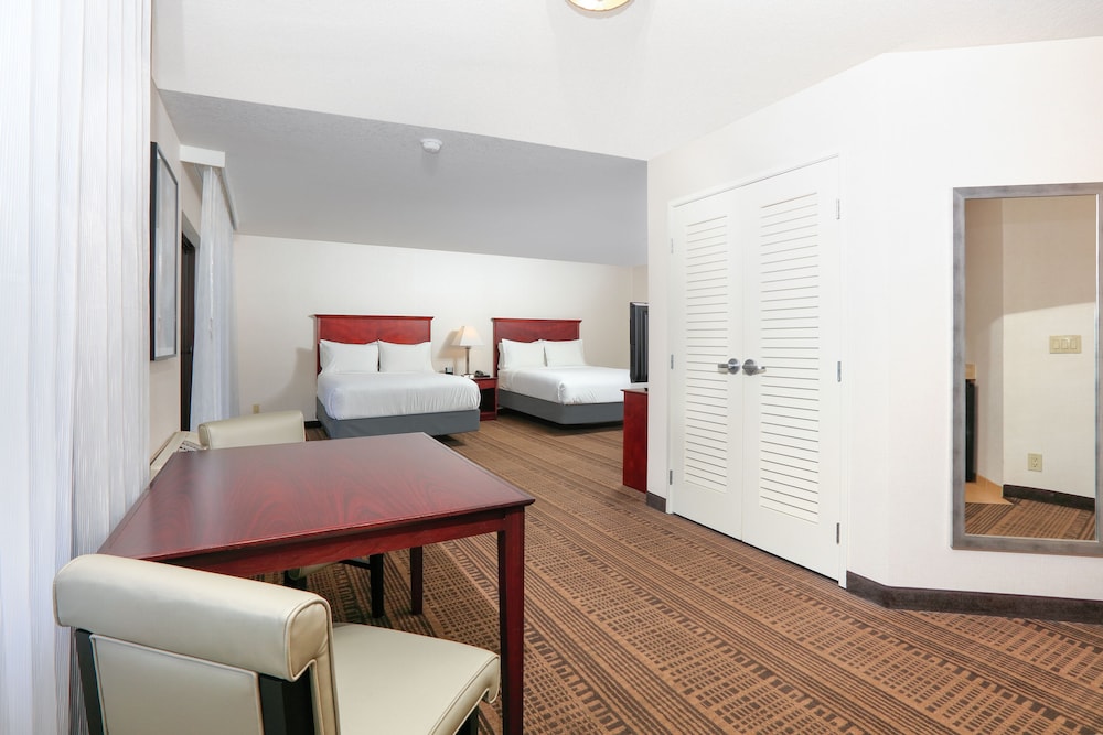 Holiday Inn Hotel And Suites 25/66