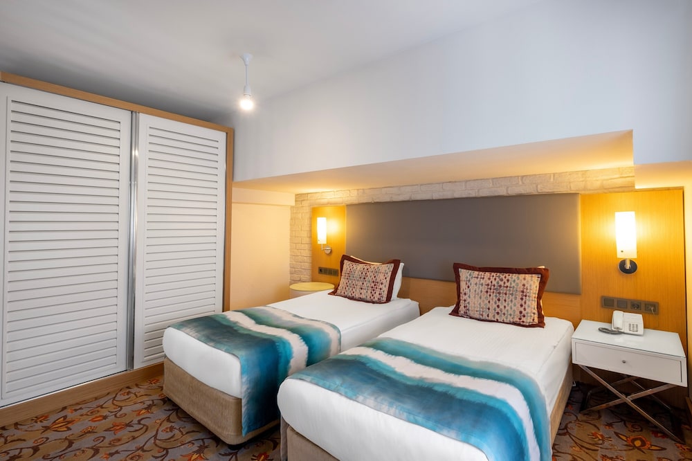 Suite, Villa, 2 Queen and Twin Beds، Long Beach Alanya 3/4