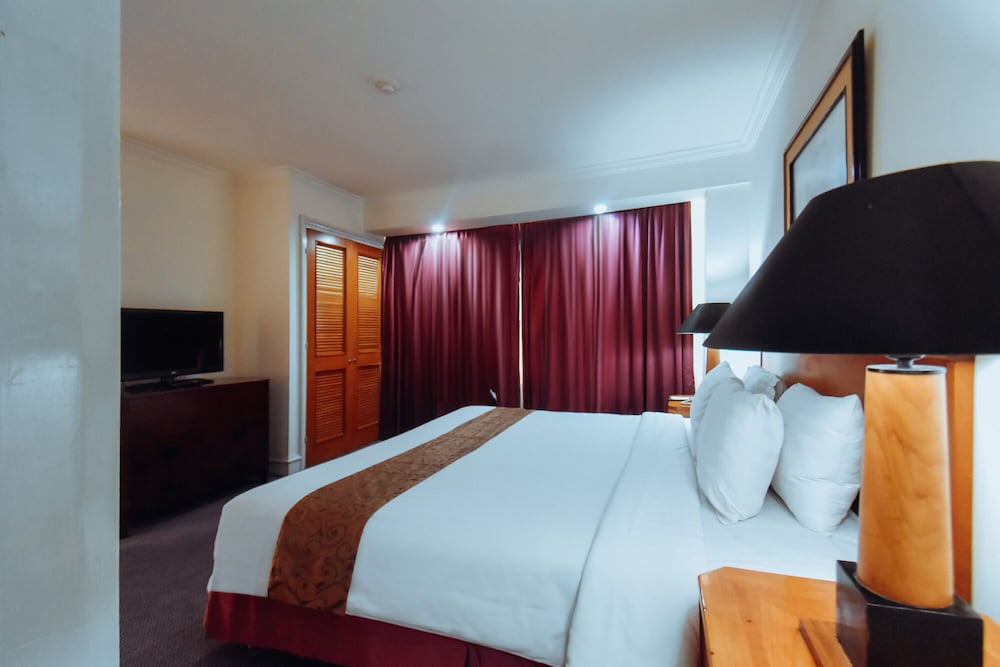 Surabaya Suites Hotel Powered by Archipelago 35/66