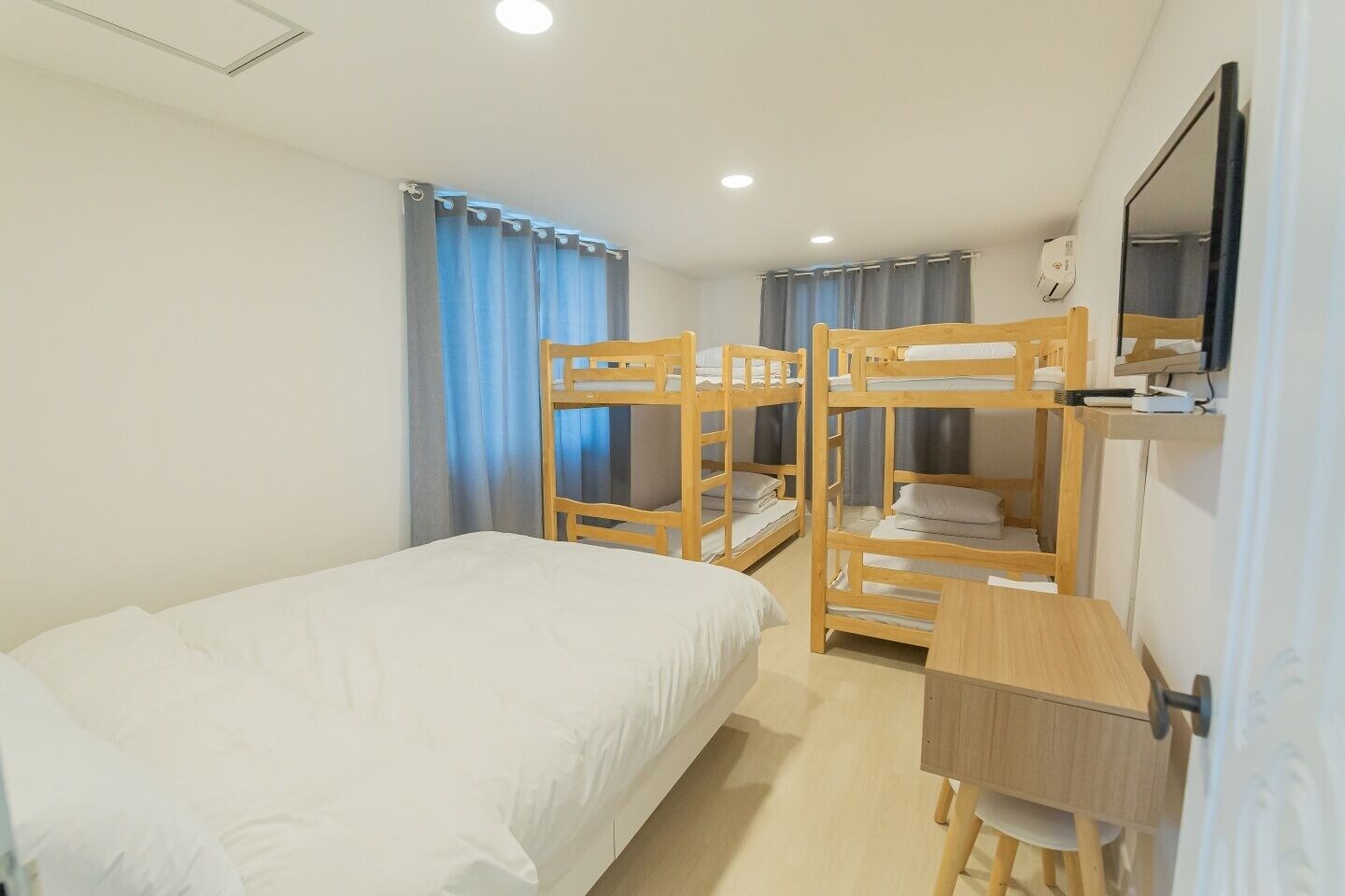 Family, 3 Bunk Beds